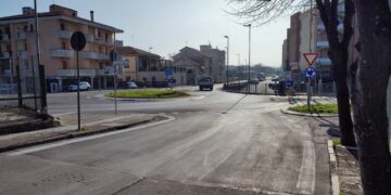 «Tra auto contromano e pericoli alla rotatoria, via Spalato come una pista da rally»