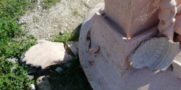 La Tartaruga ha “perso” la pinna: danneggiata la scultura di Fotso sulla Via Verde