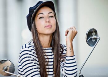 Tess Masazza porta al Fenaroli il suo “Insopportabilmente donna”