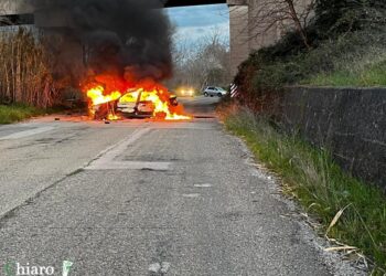 Rintracciato il conducente dell’auto andata a fuoco dopo l’incidente: sta bene