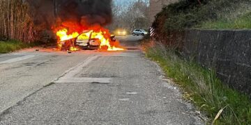 Rintracciato il conducente dell’auto andata a fuoco dopo l’incidente: sta bene
