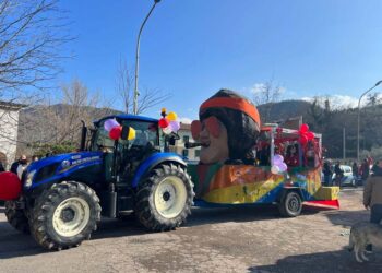 Maschere e carri allegorici animano il Carnevale di Carpineto Sinello