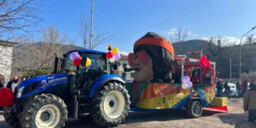 Maschere e carri allegorici animano il Carnevale di Carpineto Sinello