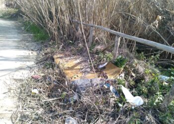 Dal pattume agli elettrodomestici: lungo il torrente 300 metri di discarica