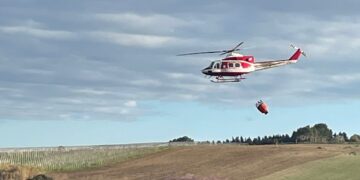 Incendio a Montevecchio: le fiamme spente dai vigili del fuoco con squadre a terra ed elicottero