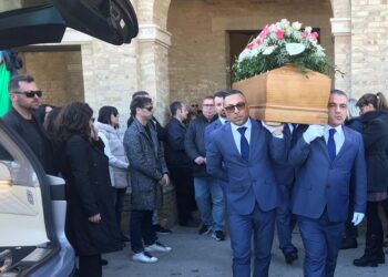 L’ultimo saluto a Debora: era sempre pronta a regalare un sorriso