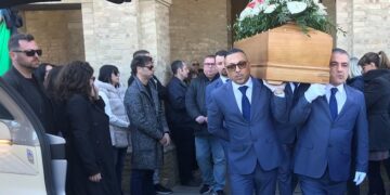 L’ultimo saluto a Debora: era sempre pronta a regalare un sorriso