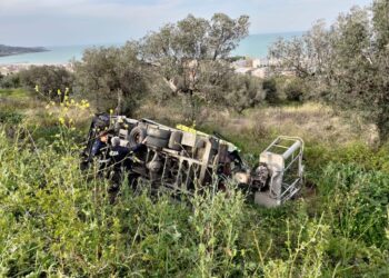 Mezzo da lavoro fuori strada in località Selvotta: ferite due persone, interviene l’elisoccorso