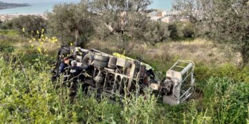 Mezzo da lavoro fuori strada in località Selvotta: ferite due persone, interviene l’elisoccorso
