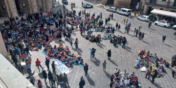 “Supereroi come io e te”, il flashmob degli studenti per sensibilizzare sull’autismo