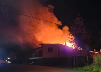 Tetto in legno a fuoco, abitazione gravemente danneggiata dalle fiamme a Gissi