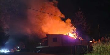 Tetto in legno a fuoco, abitazione gravemente danneggiata dalle fiamme a Gissi