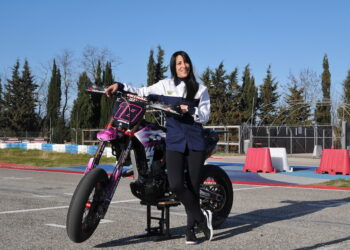 Una “zanzarina” su due ruote: Loredana Amorosi pronta per la sfida delle Supermoto