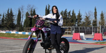 Una “zanzarina” su due ruote: Loredana Amorosi pronta per la sfida delle Supermoto