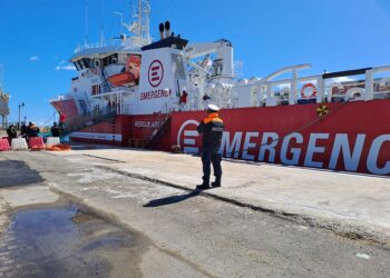 Attraccata a Ortona la nave Life Support di Emergency con 161 migranti a bordo