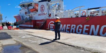 Attraccata a Ortona la nave Life Support di Emergency con 161 migranti a bordo