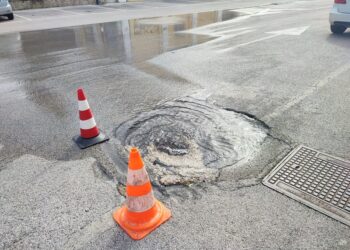 «Rubinetti a secco, ma perdita d’acqua in piazza Fiume»: rotta tubatura di un idrante