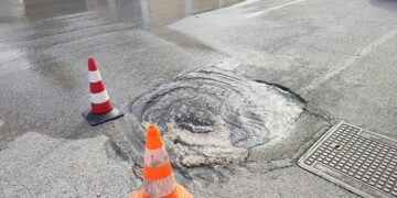 «Rubinetti a secco, ma perdita d’acqua in piazza Fiume»: rotta tubatura di un idrante