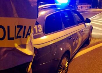 Ventunenne alla guida sotto l’effetto di alcol e droga, ritirata la patente