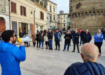 Miasmi a Punta Penna, protesta in piazza poi l’accordo: incontro imprese-Comune-ambientalisti