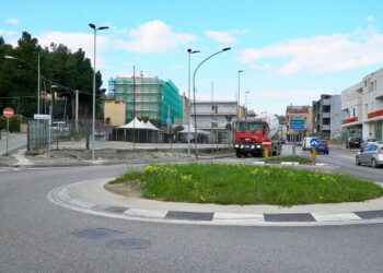 «Auto sfrecciano, camion salgono sulla rotatoria: per pedoni e residenti rischio grave»