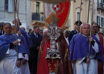 Festa della Sacra Spina, la reliquia in processione per le vie del centro storico