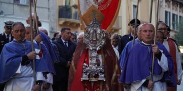Festa della Sacra Spina, la reliquia in processione per le vie del centro storico