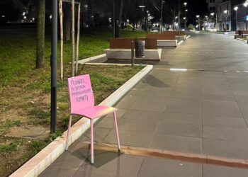 Sedie rosa disseminate in città: l’iniziativa di Lory a Colori per promuovere il benessere psicofisico