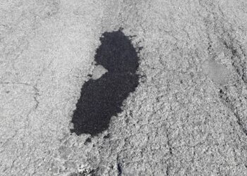 Rattoppati i crateri sull’asfalto di via Buonanotte