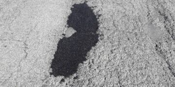 Rattoppati i crateri sull’asfalto di via Buonanotte