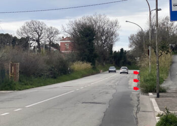 Tratto di via San Michele senza marciapiede, sarà realizzato un percorso pedonale