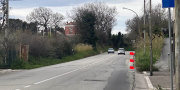 Tratto di via San Michele senza marciapiede, sarà realizzato un percorso pedonale