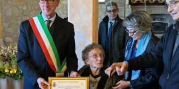 Dal sindaco Paolini una targa per i 100 anni della signora D’Angelo
