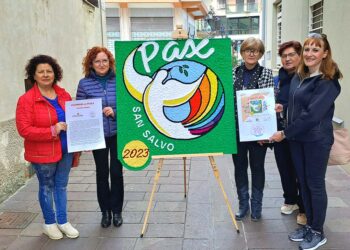 Le infioratrici della Pro Loco San Salvo realizzano pannello per la pace