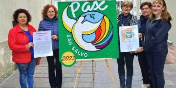 Le infioratrici della Pro Loco San Salvo realizzano pannello per la pace