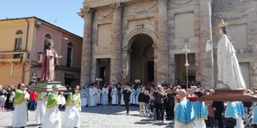I santi salutano la Resurrezione di Cristo