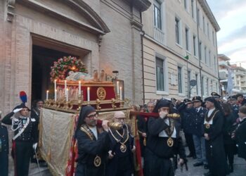 Pathos e devozione accompagnano il Cristo morto per le strade del centro storico