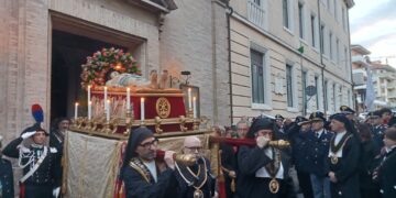 Pathos e devozione accompagnano il Cristo morto per le strade del centro storico