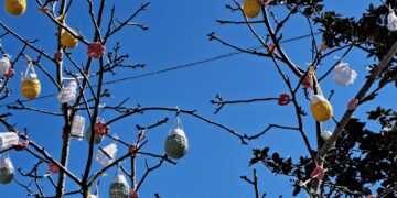 Un albero di cinque metri addobbato per festeggiare la Pasqua
