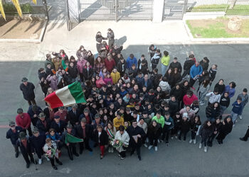 Gli alpini di San Salvo donano la bandiera italiana restaurata alla scuola “Salvo D’Acquisto”