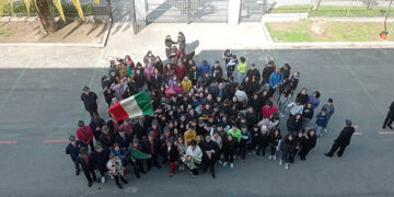 Gli alpini di San Salvo donano la bandiera italiana restaurata alla scuola “Salvo D’Acquisto”
