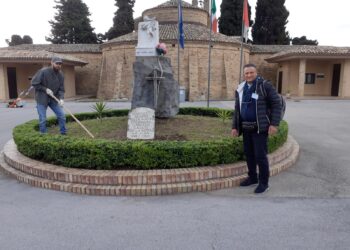 Cimitero, l’Anmig adotta l’aiuola ai piedi del Monumento ai Caduti
