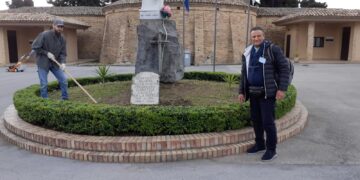 Cimitero, l’Anmig adotta l’aiuola ai piedi del Monumento ai Caduti