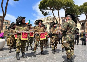 Lanciano applaude i bersaglieri, vie affollate in attesa della Fanfara