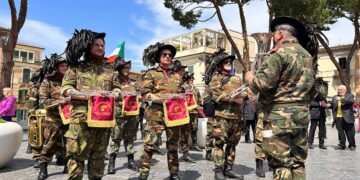 Lanciano applaude i bersaglieri, vie affollate in attesa della Fanfara