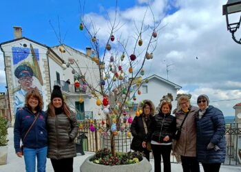 Casalanguida, le “uncinettine” decorano il paese con le uova di Pasqua