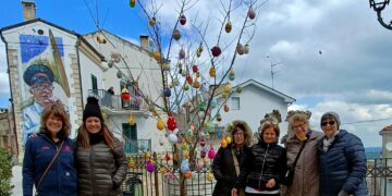 Casalanguida, le “uncinettine” decorano il paese con le uova di Pasqua