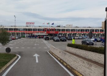 Denso, allarme incendio in fabbrica, operai evacuati