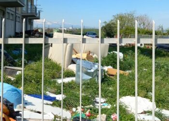 Dai materassi alle lavatrici: il palazzo di Punta Penna è una discarica