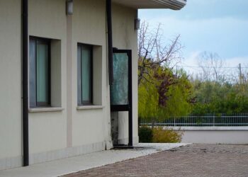 Esplosione nella notte: ordigno davanti alla sede dei testimoni di Geova